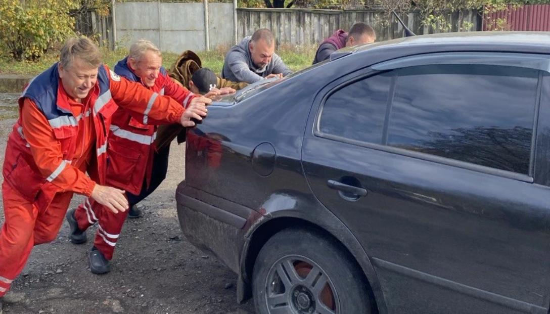 Великі серця й міцні руки. Як медики виручили на дорозі земляка.