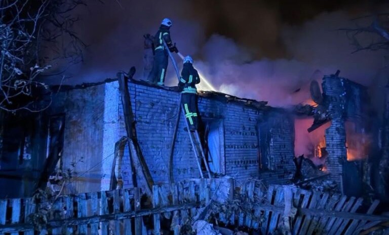 Зруйнована будівля та постраждала людина: ворог атакував Умань (ФОТО)