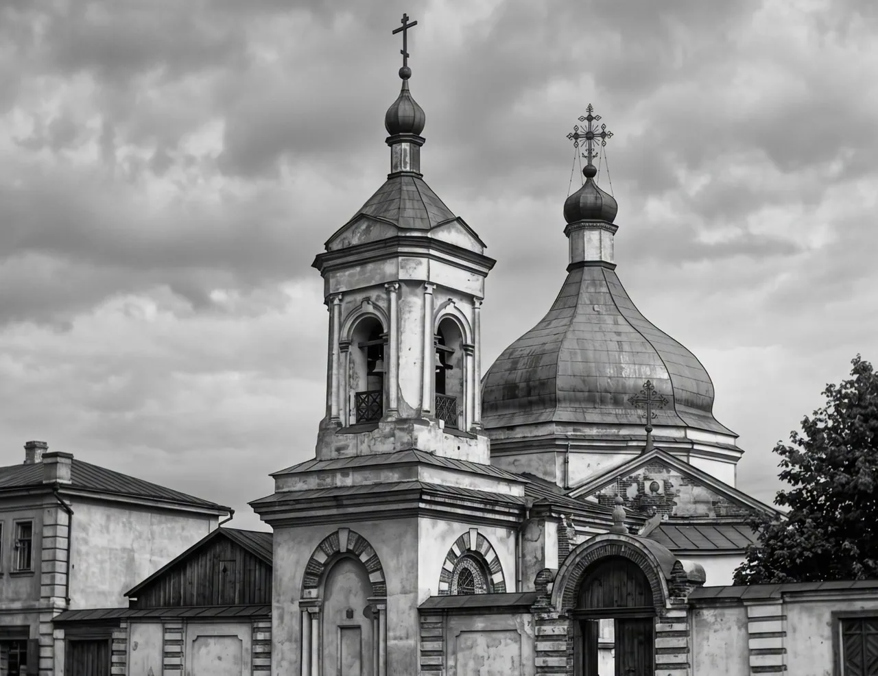 Стара церква з дзвіницею, чорно-біле фото