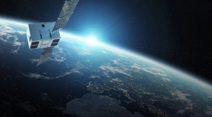 Ілюстрація: супутник OBRIA NANO з розкритими сонячними панелями на орбіті над нічною Землею