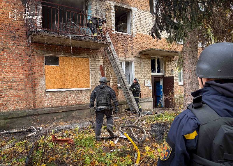Ворожий безпілотник влучив у багатоповерхівку в Глухові